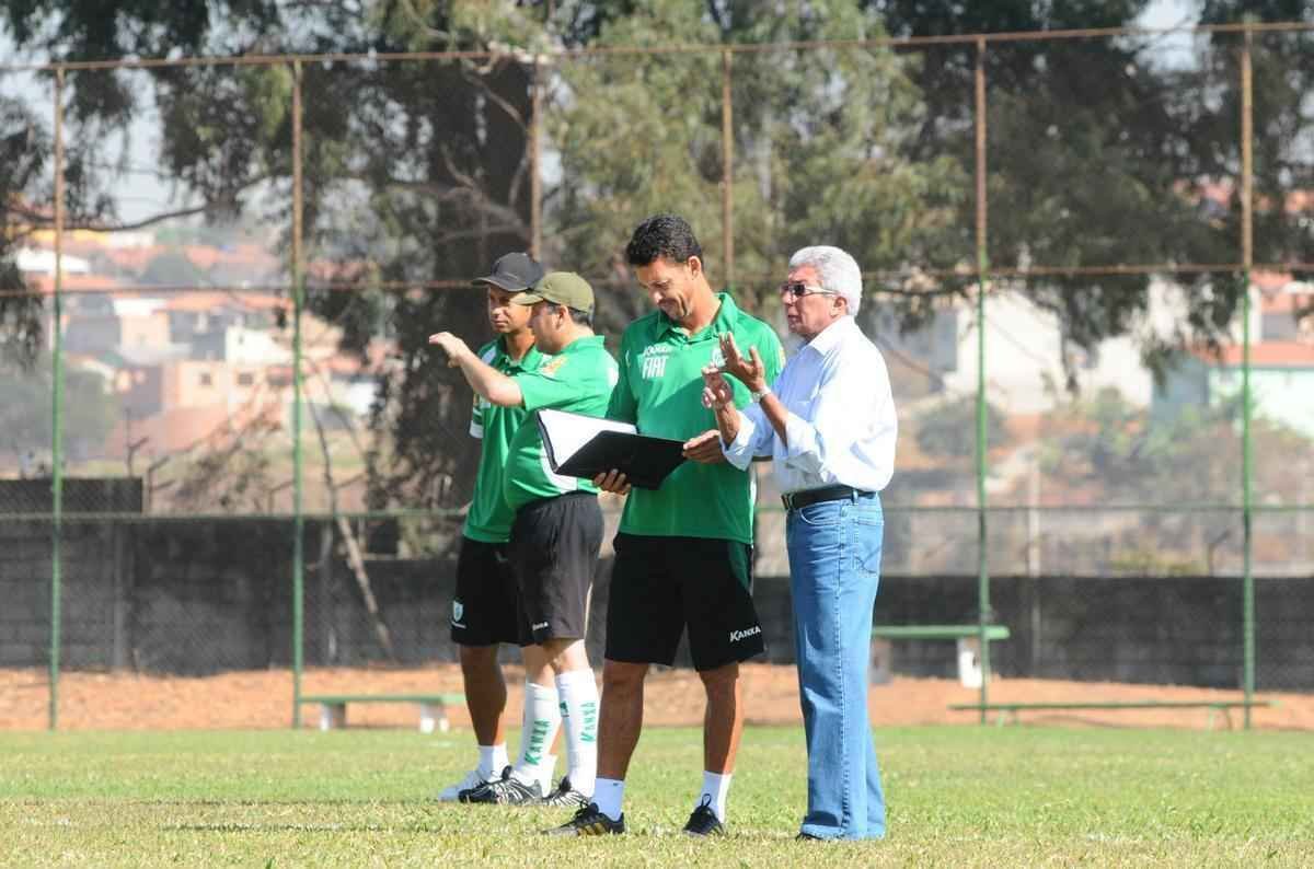 Contratado em 2011 para tentar livrar o Amrica do rebaixamento no Campeonato Brasileiro, Givanildo at conseguiu alguns bons resultados (sete vitrias, oito empates e nove derrotas), porm a pssima campanha de seus antecessores determinaram a queda do Coelho  Segunda Diviso com 37 pontos (19 lugar).