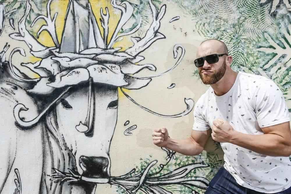 Sesso de fotos do UFC em So Paulo - Patrick Cummins com culos escuros