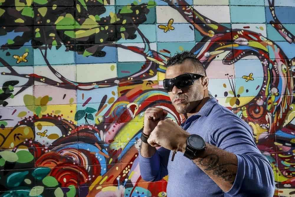 Sesso de fotos do UFC em So Paulo - Vitor Belfort de culos escuros e fazendo pose