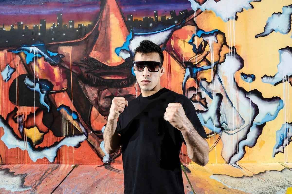 Sesso de fotos do UFC em So Paulo - Thominhas Almeida faz pose 