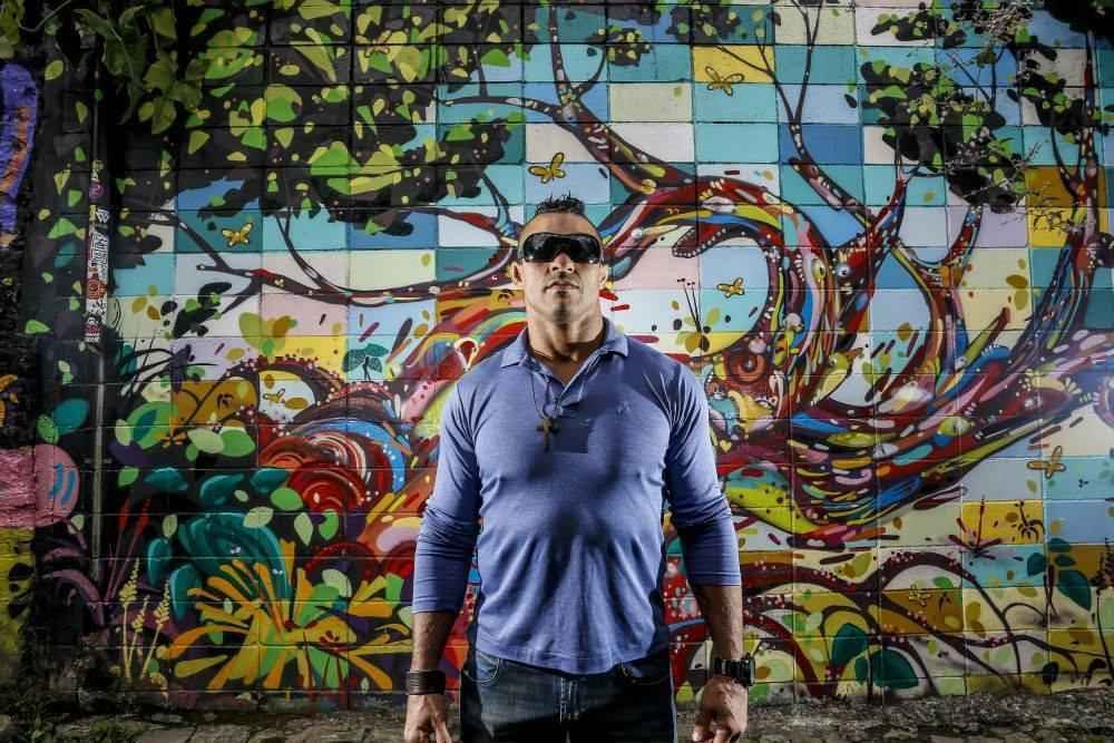 Sesso de fotos do UFC em So Paulo - Vitor Belfort faz pose na Vila Madalena