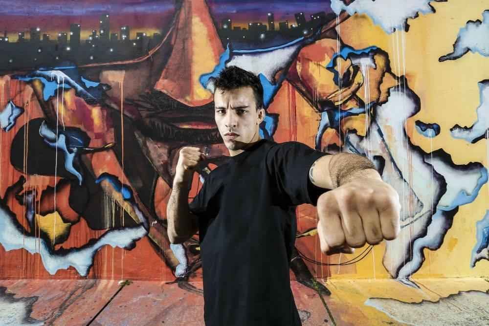 Sesso de fotos do UFC em So Paulo - Thomas Almeida faz pose na Vila Madalena