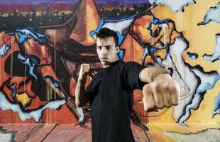 Sesso de fotos do UFC em So Paulo - Thomas Almeida faz pose na Vila Madalena