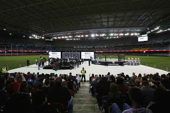 Coletiva e encaradas do UFC em Melbourne - octgono enfeita o Etihad Stadium