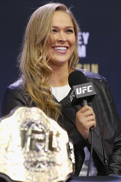 Coletiva e encaradas do UFC em Melbourne - Ronda Rousey e o cinturo peso galo