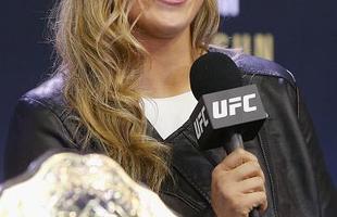 Coletiva e encaradas do UFC em Melbourne - Ronda Rousey e o cinturo peso galo