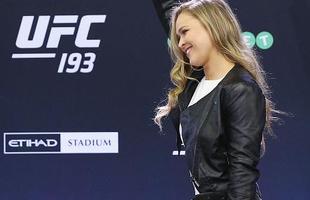 Coletiva e encaradas do UFC em Melbourne - Ronda Rousey carrega o cinturo peso galo