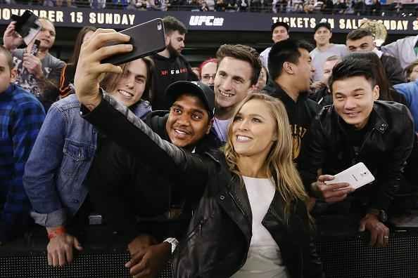 Coletiva e encaradas do UFC em Melbourne - Ronda faz selfie com os fs no estdio