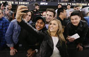 Coletiva e encaradas do UFC em Melbourne - Ronda faz selfie com os fs no estdio