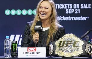 Coletiva e encaradas do UFC em Melbourne - Ronda Rousey sorri ao lado do cinturo