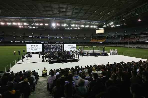 Coletiva e encaradas do UFC em Melbourne - Ambiente do evento no Etihad Stadium