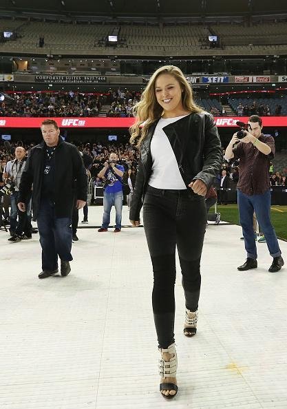 Coletiva e encaradas do UFC em Melbourne - Ronda Rousey mostra estilo e muita beleza