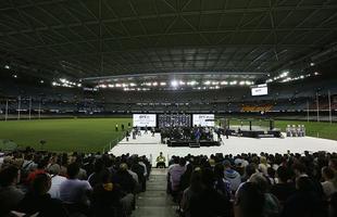 Coletiva e encaradas do UFC em Melbourne - Fs prestigiam entrevista no Etihad Stadium