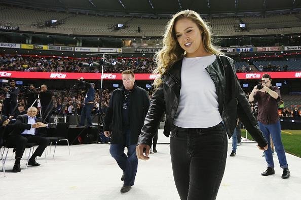 Coletiva e encaradas do UFC em Melbourne - Ronda Rousey caminha para entrevista