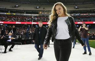 Coletiva e encaradas do UFC em Melbourne - Ronda Rousey caminha para entrevista