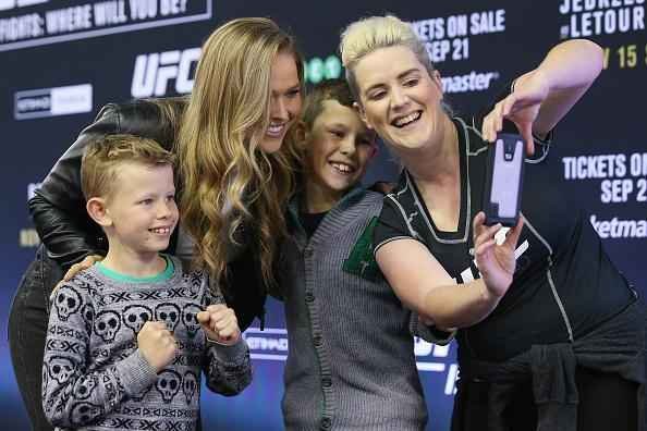 Coletiva e encaradas do UFC em Melbourne - Ronda posa para fotos com fs no estdio