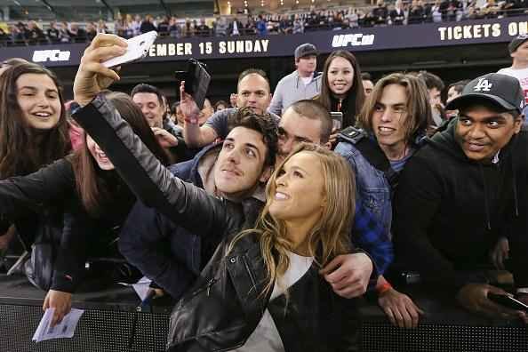 Coletiva e encaradas do UFC em Melbourne - Mais uma selfie dos fs com a campe Ronda 