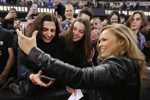 Coletiva e encaradas do UFC em Melbourne - Ronda Rousey tira fotos com fs no estdio