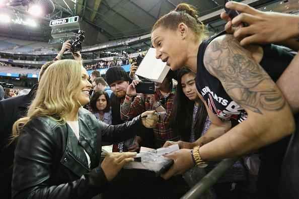 Coletiva e encaradas do UFC em Melbourne - Ronda distribui autgrafos no Etihad Stadium