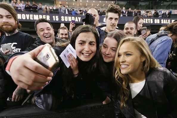 Coletiva e encaradas do UFC em Melbourne - Ronda leva fs  loucura no estdio