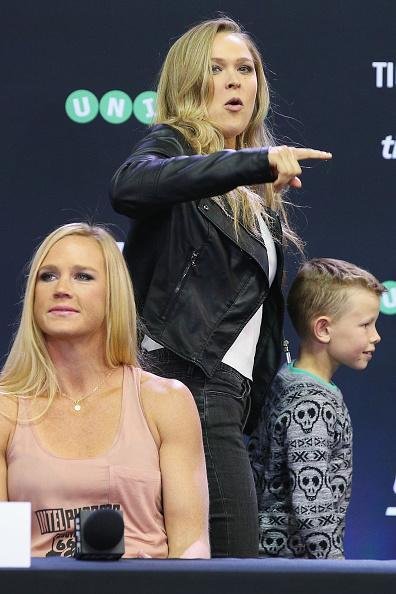 Coletiva e encaradas do UFC em Melbourne - Ronda com f mirim, atrs de Holly Holm