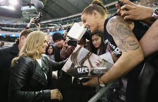 Coletiva e encaradas do UFC em Melbourne - Ronda Rousey atende fs no Etihad Stadium
