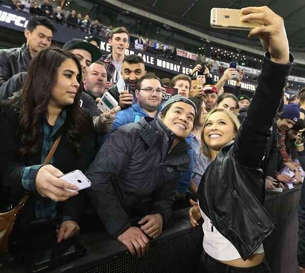 Coletiva e encaradas do UFC em Melbourne - Ronda atende fs e tira uma selfie