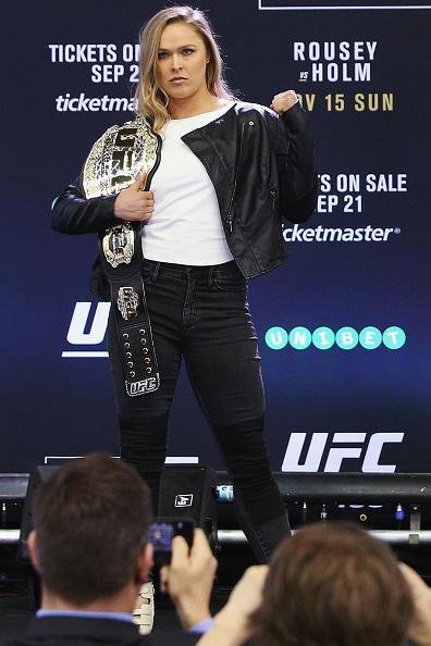 Coletiva e encaradas do UFC em Melbourne - Ronda Rousey posa com o cinturo