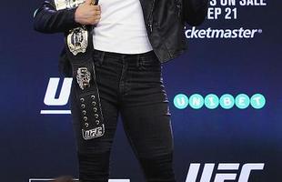 Coletiva e encaradas do UFC em Melbourne - Ronda Rousey posa com o cinturo
