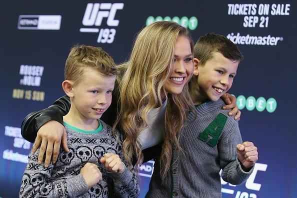 Coletiva e encaradas do UFC em Melbourne - Ronda posa com fs mirins no estdio