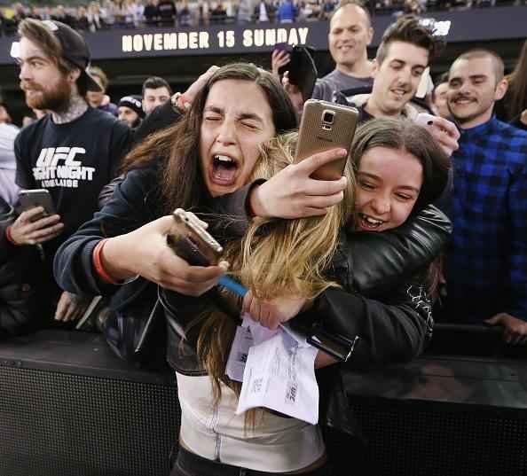 Coletiva e encaradas do UFC em Melbourne - Ronda interage com fs no Etihad Stadium