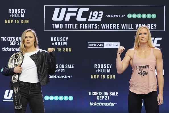 Coletiva e encaradas do UFC em Melbourne - Ronda, com o cinturo, e Holly Holm