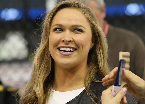 Coletiva e encaradas do UFC em Melbourne - Ronda Rousey se prepara para entrevista