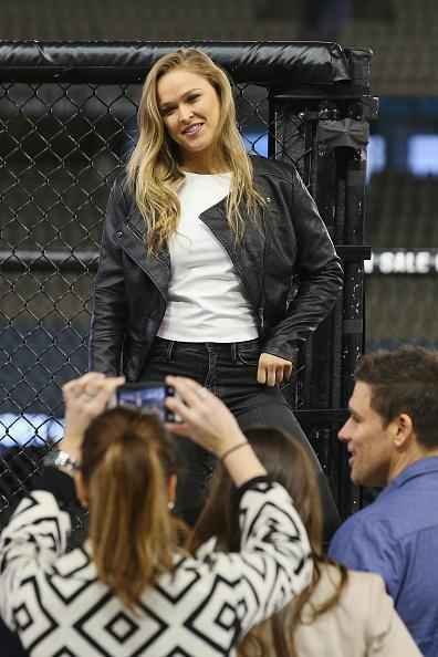 Coletiva e encaradas do UFC em Melbourne - Ronda Rousey faz pose para fotos de fs