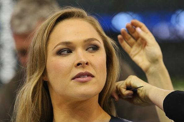 Coletiva e encaradas do UFC em Melbourne - Preparativos da campe para entrevista