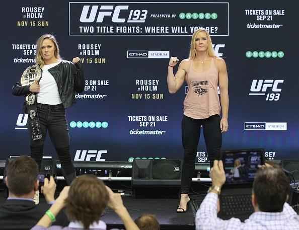 Coletiva e encaradas do UFC em Melbourne - Ronda Rousey e Holly Holm fazem pose