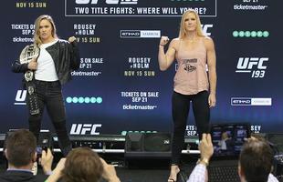 Coletiva e encaradas do UFC em Melbourne - Ronda Rousey e Holly Holm fazem pose