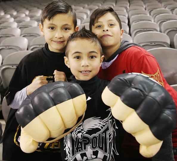 Coletiva e encaradas do UFC em Melbourne - Fs mirins se divertem durante a entrevista