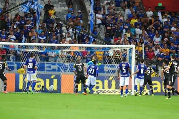 Veja imagens do jogo entre Cruzeiro e Vasco, no Mineiro, pela 26 rodada do Campeonato Brasileiro