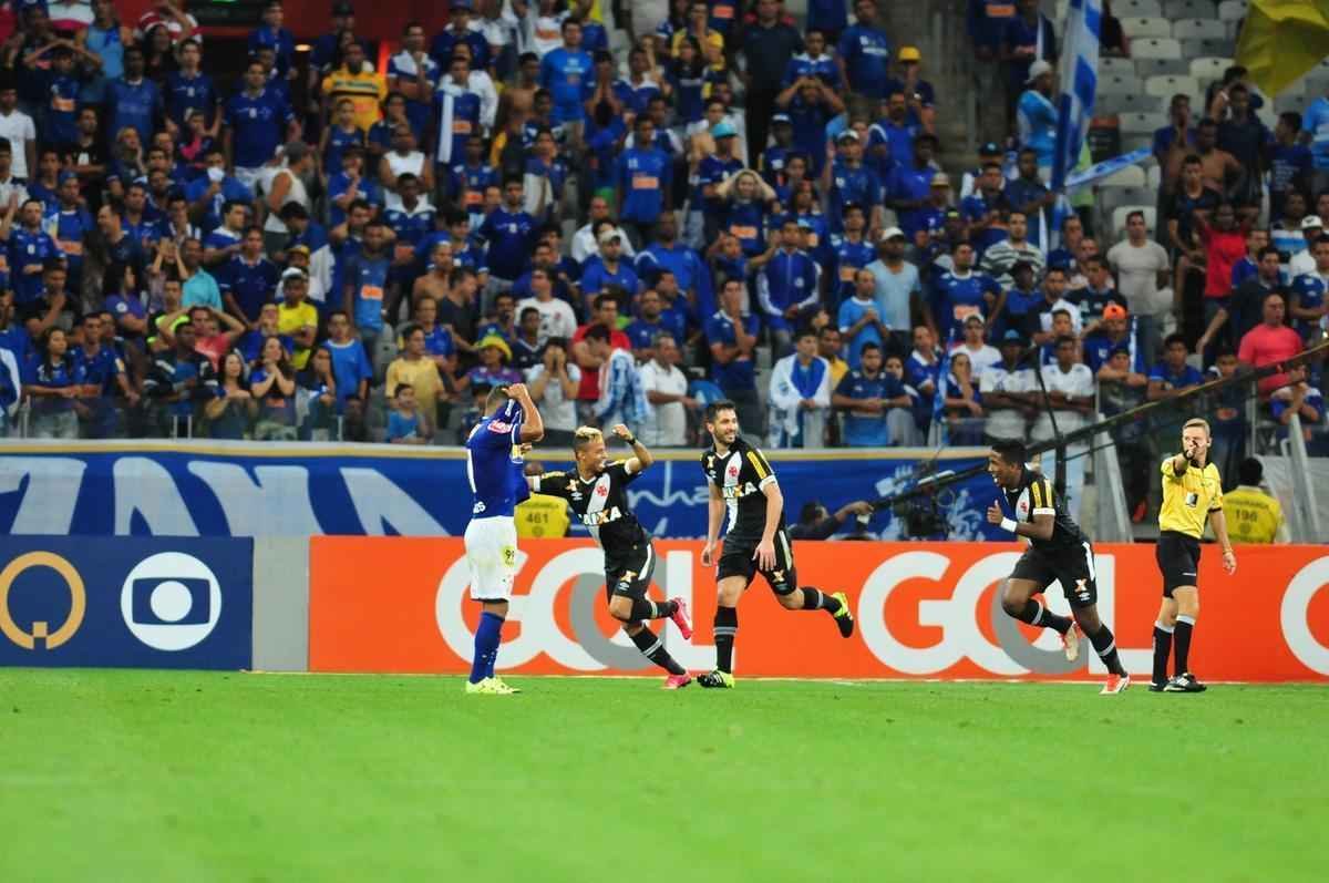 Veja imagens do jogo entre Cruzeiro e Vasco, no Mineiro, pela 26 rodada do Campeonato Brasileiro