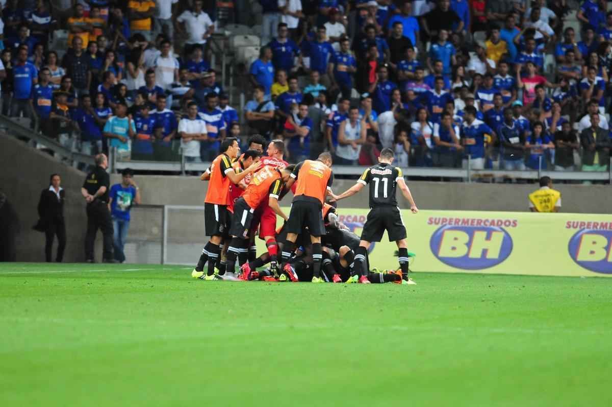 Veja imagens do jogo entre Cruzeiro e Vasco, no Mineiro, pela 26 rodada do Campeonato Brasileiro