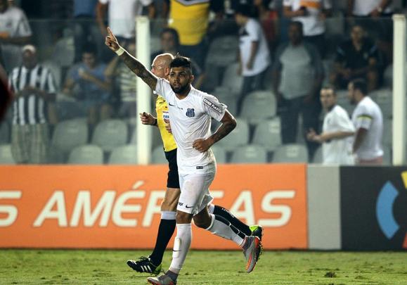 Atltico apresenta futebol aptico e  goleado pelo Santos na Vila Belmiro