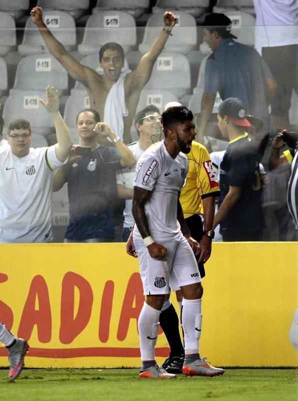 Atltico apresenta futebol aptico e  goleado pelo Santos na Vila Belmiro