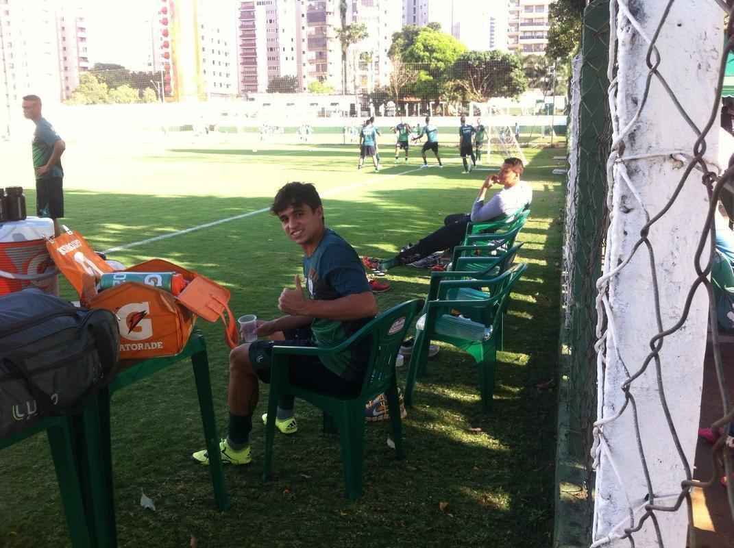 Fotos do treino do Amrica no CT da Serrinha, em Goinia. Time encerrou preparao para enfrentar Atltico-GO, nesta sexta-feira, no Serra Dourada, pela 27 rodada da Srie B do Campeonato Brasileiro (fotos de cortesia do reprter merson Romano, da Rdio Itatiaia)