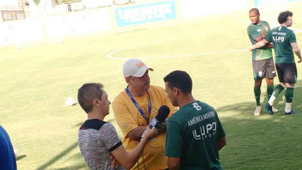 Fotos do treino do Amrica no CT da Serrinha, em Goinia. Time encerrou preparao para enfrentar Atltico-GO, nesta sexta-feira, no Serra Dourada, pela 27 rodada da Srie B do Campeonato Brasileiro (fotos de cortesia do reprter merson Romano, da Rdio Itatiaia)