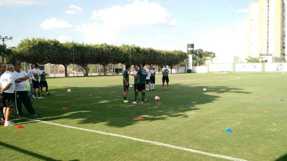 Fotos do treino do Amrica no CT da Serrinha, em Goinia. Time encerrou preparao para enfrentar Atltico-GO, nesta sexta-feira, no Serra Dourada, pela 27 rodada da Srie B do Campeonato Brasileiro (fotos de cortesia do reprter merson Romano, da Rdio Itatiaia)