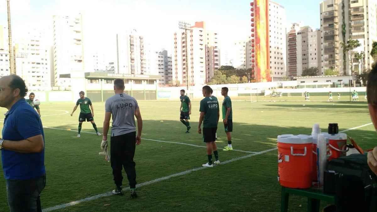 Fotos do treino do Amrica no CT da Serrinha, em Goinia. Time encerrou preparao para enfrentar Atltico-GO, nesta sexta-feira, no Serra Dourada, pela 27 rodada da Srie B do Campeonato Brasileiro (fotos de cortesia do reprter merson Romano, da Rdio Itatiaia)