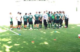 Fotos do treino do Amrica no CT da Serrinha, em Goinia. Time encerrou preparao para enfrentar Atltico-GO, nesta sexta-feira, no Serra Dourada, pela 27 rodada da Srie B do Campeonato Brasileiro (fotos de cortesia do reprter merson Romano, da Rdio Itatiaia)