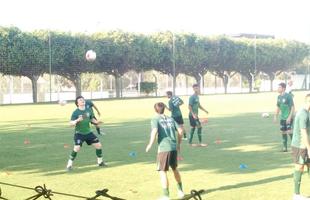 Fotos do treino do Amrica no CT da Serrinha, em Goinia. Time encerrou preparao para enfrentar Atltico-GO, nesta sexta-feira, no Serra Dourada, pela 27 rodada da Srie B do Campeonato Brasileiro (fotos de cortesia do reprter merson Romano, da Rdio Itatiaia)