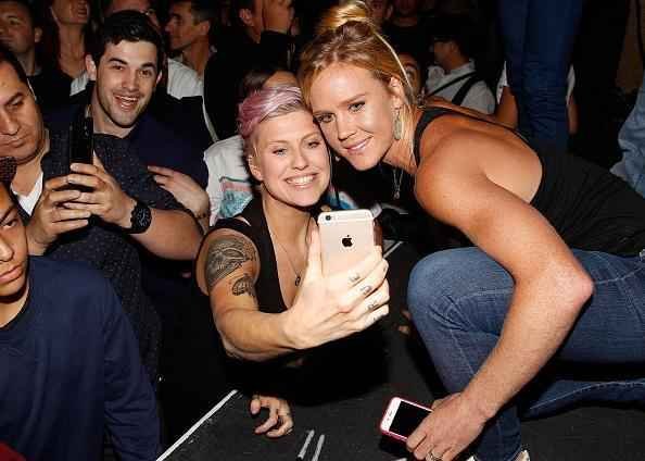 Estrelas femininas do UFC participam de Media Day com fs em Sydney